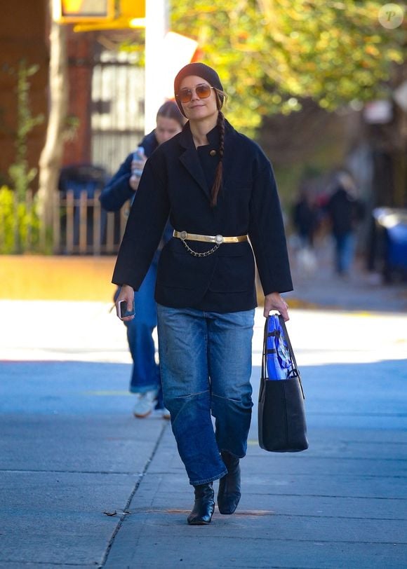 Ce jour-là, la comédienne a été vue en train de promener en toute décontraction dans les rues de New-York avant de jouer dans la pièce "Our Town" au théâtre Barrymore. 

EXCLUSIF - New York, NY - Katie Holmes a été aperçue lors d'une promenade matinale le jour de son 46e anniversaire, dans une tenue décontractée et chic.