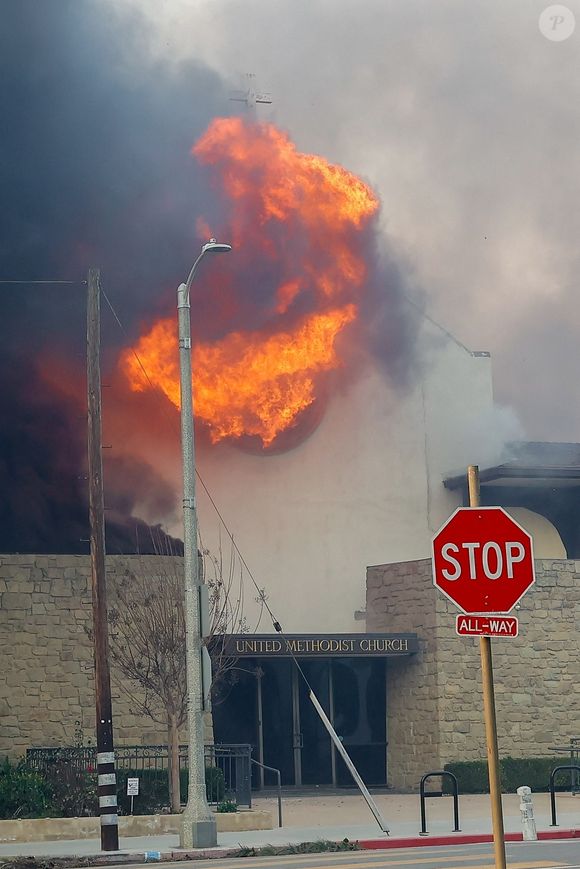 Exclusif - Prix Spécial - L'église ou se rendent Jennifer Garner et Ben Affleck a été complètement détruite par l'incendie de Palisades le 8 janvier 2025.