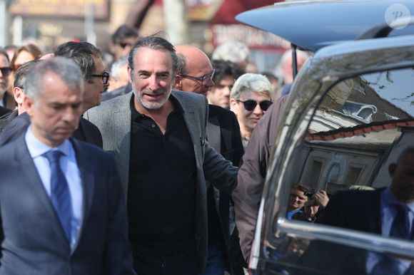 À savoir un meuble authentique qui allie savoir-faire français et élégance intemporelle.

James Huth, réalisateur du film "Brice de Nice", Jean Dujardin - Sorties des obsèques de Bruno Salomone en l'église Sainte-Anne de Polangis de Joinville-le-Pont (Val-de-Marne) le 23 mars 2026. © Cyril Moreau - Dominique Jacovides / Bestimage