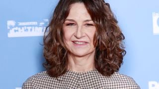 “Au lieu de faire un lifting” : Valérie Lemercier révèle sa méthode “sans clou, ni vis” pour raffermir l’aspect de sa peau