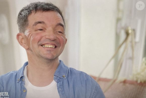 "Attention, situation exceptionnelle cette année, malheureusement notre Antoine n'a pas reçu de courrier. Ça ne veut pas dire que l'aventure s'arrête ici, puisque nous avons décidé de laisser la boîte aux lettres de 'L'amour est dans le pré' ouverte."

Antoine, nouvel candidat de "L'amour est dans le pré"