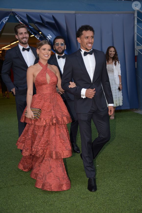 Elle explique qu’elle a dû “annoncer la nouvelle” à Marquinhos, “sachant qu'il n'était pas là” puisqu’il est avec l’équipe du Brésil

Exclusif - Kevin Trapp, Daniel Alves, Marquinhos et sa femme Carol Cabrino - 5ème dîner de gala de la fondation Paris Saint-Germain au parc des Princes à Paris, France, le 15 mai 2018. © Rachid Bellak/Bestimage