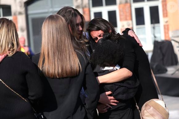 Adeline Quenon, la soeur aînée d'E.Dequenne, et Milla Savarese, la fille unique d'E.Dequenne - 300 personnes réunies pour rendre hommage à Emilie Dequenne dans sa ville de Chièvres (Belgique), le 9 avril 2025, quelques semaines après son décès prématuré, survenu le 16 mars 2025. Une plaque commémorative a été installée dans la salle des Pas Perdus de l'hôtel de ville, renommée "Espace Émilie Dequenne". La famille de la comédienne a lancé un appel aux dons pour soutenir la lutte contre le cancer. © Photonews / Bestimage