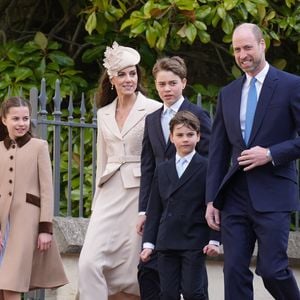 Comme lui, le prince William et Kate Middleton vivent aussi en dehors de Buckingham Palace.

Le prince William, prince de Galles, et Catherine (Kate) Middleton, princesse de Galles, avec leurs enfants, le prince George de Galles, la princesse Charlotte de Galles, et le prince Louis de Galles - Les membres de la famille royale britannique assistent à l'office de Pâques à la chapelle Saint-Georges du château de Windsor, Royaume Uni, le 5 avril 2026. © Julien Burton/Bestimage