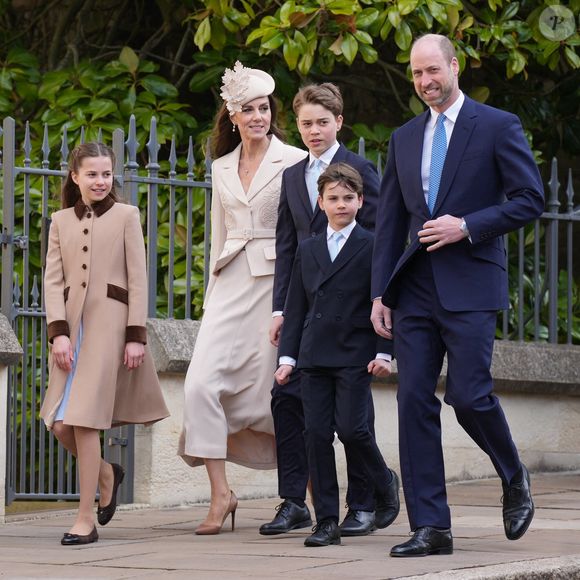 Comme lui, le prince William et Kate Middleton vivent aussi en dehors de Buckingham Palace.

Le prince William, prince de Galles, et Catherine (Kate) Middleton, princesse de Galles, avec leurs enfants, le prince George de Galles, la princesse Charlotte de Galles, et le prince Louis de Galles - Les membres de la famille royale britannique assistent à l'office de Pâques à la chapelle Saint-Georges du château de Windsor, Royaume Uni, le 5 avril 2026. © Julien Burton/Bestimage