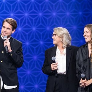 Exclusif - Jean Pierre Castaldi, Corinne Champeval, Giovanni Castaldi, Paola Castaldi, Faustine Bollaert pour les surprises de J.PCastaldi, C.Lara et F.X.Demaison lors de l'enregistrement de l'émission "La Boîte à secrets", présentée par F.Bollaert et diffusée le 9 janvier 2026 sur France 3, dans les studios du Lendit à Saint-Denis, France, le 2 décembre 2025. © Cyril Moreau/Bestimage