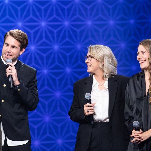 Exclusif - Jean Pierre Castaldi, Corinne Champeval, Giovanni Castaldi, Paola Castaldi, Faustine Bollaert pour les surprises de J.PCastaldi, C.Lara et F.X.Demaison lors de l'enregistrement de l'émission "La Boîte à secrets", présentée par F.Bollaert et diffusée le 9 janvier 2026 sur France 3, dans les studios du Lendit à Saint-Denis, France, le 2 décembre 2025. © Cyril Moreau/Bestimage