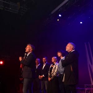 Exclusif - Jean-Michel Maire, Géraldine Maillet, Kevin Luciano (maire de Vallauris Golfe-Juan), Kelly Vedovelli, Bernard Montiel, Bruno Darde - Les célèbres personnalités de la télé se sont retrouvés avec bonheur, dans le Sud, à Vallauris Golf-Juan, pour assister à un magnifique show de cabaret, en présence de Mr Le Maire K. Luciano et ses adjoints, heureux de répondre à l'invitation du dynamique Président de l'association "Valoriser Vallauris Golf-Juan", Mr B. Darde, ce passionné d'art et du monde associatif projette également de créer un Musée de Sculpture à ciel ouvert , mêlant Art et Espace Public.  © Jack Tribeca/Bestimage