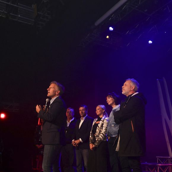 Exclusif - Jean-Michel Maire, Géraldine Maillet, Kevin Luciano (maire de Vallauris Golfe-Juan), Kelly Vedovelli, Bernard Montiel, Bruno Darde - Les célèbres personnalités de la télé se sont retrouvés avec bonheur, dans le Sud, à Vallauris Golf-Juan, pour assister à un magnifique show de cabaret, en présence de Mr Le Maire K. Luciano et ses adjoints, heureux de répondre à l'invitation du dynamique Président de l'association "Valoriser Vallauris Golf-Juan", Mr B. Darde, ce passionné d'art et du monde associatif projette également de créer un Musée de Sculpture à ciel ouvert , mêlant Art et Espace Public.  © Jack Tribeca/Bestimage