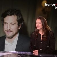 Marion Cotillard poussée par Léa Salamé à parler de la fin de son couple avec Guillaume Canet en plein JT, l'actrice change d'attitude et se ferme