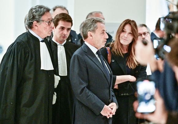 Maître Jean-Michel Darrois, un des avocats de l'ancien chef d'Etat, Nicolas Sarkozy et sa femme Carla Bruni - Nicolas Sarkozy condamné à 5 ans de prison à l'issue du procès de l'affaire du financement libyen au tribunal correctionnel de Paris, le 25 septembre 2025. L'ancien chef de l'Etat était accompagné de sa femme, C.Bruni. Nicolas Sarkozy, jugé coupable d’association de malfaiteurs, sera prochainement convoqué en vue de lui signifier la date de son incarcération. 
© Christian Liewig / Bestimage
