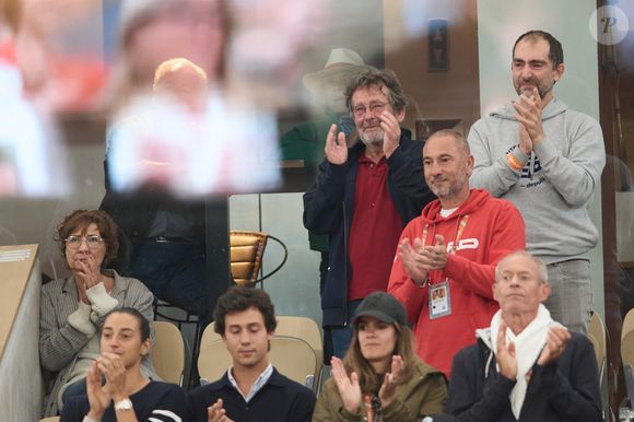 Patricia Cornet (mère d'Alizé Cornet), Caroline Garcia, son compagnon Borja Duran, Francis Cornet (père d'Alizé Cornet) et Sébastien Cornet (frère d'Alizé Cornet) - La joueuse de tennis française Alizé Cornet annonce la fin de sa carrière après avoir été battue au premier tour des Internationaux de France de tennis de Roland Garros 2024 à Paris, France, le 28 mai 2024. © Jacovides-Moreau/Bestimage