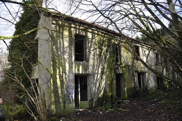 En lisière de la foret domaniale de Maurepas dans les Yvelines, la propriété achetée par l'acteur Jamel Debbouze est désormais devenue une ruine et un squat le 15 fevrier 2013.
AGENCE / BESTIMAGE