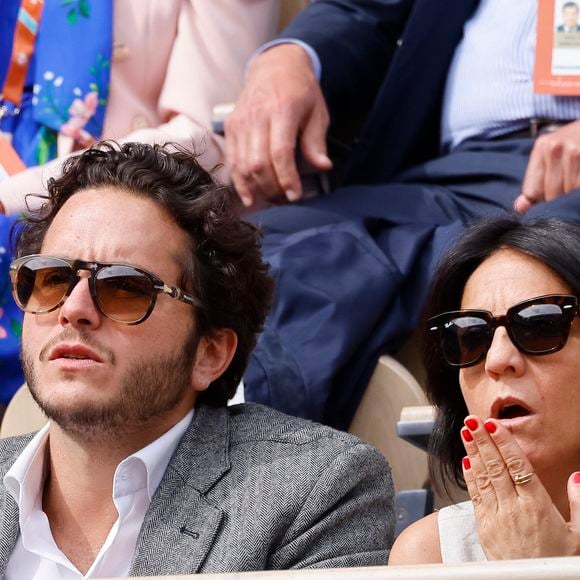 Florence Foresti et son compagnon Alexandre Kominek - People dans les tribunes lors des Internationaux de France de Tennis de Roland Garros 2022 à Paris le 29 mai 2022. © Cyril Moreau/Bestimage