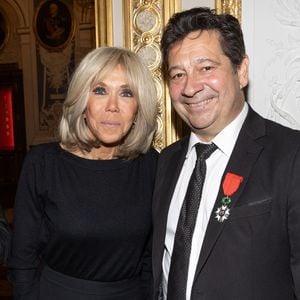 Exclusif -  Brigitte Madron, Laurent Gerra - Laurent Gerra reçoit la légion d’honneur de la part du grand chancelier F. Lecointre en présence de la première dame, B. Macron au Palais de la Légion d'honneur à Paris le 29 septembre 2025. © Cyril Moreau/Bestimage