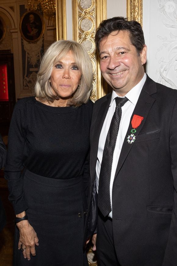 Exclusif -  Brigitte Madron, Laurent Gerra - Laurent Gerra reçoit la légion d’honneur de la part du grand chancelier F. Lecointre en présence de la première dame, B. Macron au Palais de la Légion d'honneur à Paris le 29 septembre 2025. © Cyril Moreau/Bestimage