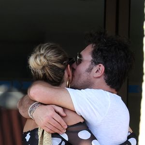 Exclusif - Laeticia Hallyday accompagnée de son compagnon Frédéric Suant et de sa fille Joy sont aller accueillir Jade à l'aéroport de Saint-Barthélemy-Rémy-de-Haenen où tout le monde se retrouve pour le 50ème anniversaire de Laeticia, à Saint-Jean, Saint-Barthélémy, Antilles françaises, France, le 15 mars 2025.