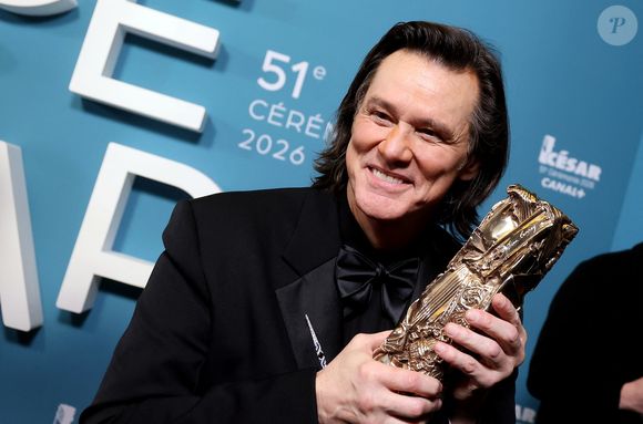 L'icône américaine est présente ce soir à l'Olympia pour recevoir un prestigieux César d'honneur pour l'ensemble de sa carrière.

Jim Carrey (César d'Honneur pour l'ensemble de sa carrière) - Press room de la 51ème cérémonie des César, à l'Olympia. Paris, le 26 février 2026.
© Dominique Jacovides/Bestimage