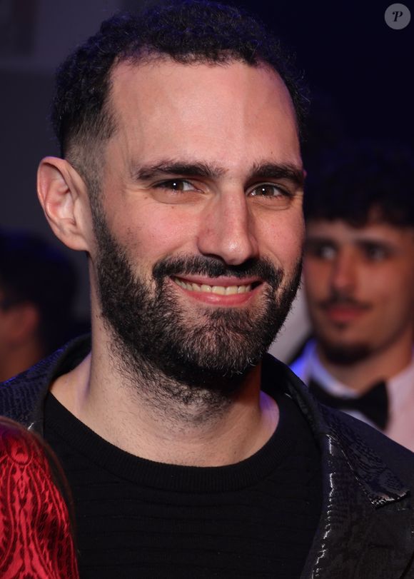 Il a ainsi ouvert les portes de son appartement à Pau, offert grâce à l'argent gagné dans "Les 12 Coups de midi".

Le Jury Bruno Hourcade llors de la soirée 'Mister France 2026, au théâtre Andre Malraux à Rueil Malmaison, France, le 17 janvier 2026. © Denis Guignebourg/BestImage