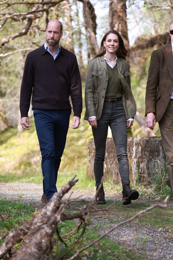 Le prince William, prince de Galles, et Catherine (Kate) Middleton, princesse de Galles, duc et duchesse de Rothesay, visitent une ferme locale sur la côte ouest de l'île de Mull (Ecosse), le 29 octobre 2025. Le prince et la princesse de Galles effectuent une visite de deux jours sur les îles de Mull et d'Iona, les 29 et 30 avril, afin de dialoguer avec les communautés rurales insulaires. 
© Mirrorpix / Bestimage