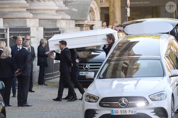 Cercueil - Obsèques de Nathalie Baye en l'église Saint-Sulpice à Paris le 23 avril 2026. Clement Prioli / Bestimage