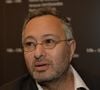 Aujourd'hui, Claude Askolovitch ne souhaite prendre aucun "risque pour sa santé même si ça va atrocement [lui] manquer".

Claude Askolovitch - 35ème Salon du Livre à la Porte de Versailles à Paris, le 21 mars 2015.