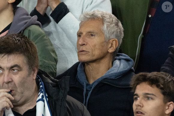 Nagui - Célébrités dans les tribunes du match de Ligue des Champions entre le PSG contre le Bayern de Munich (1-2) au Parc des Princes à Paris le 4 novembre 2025. © Cyril Moreau/Bestimage