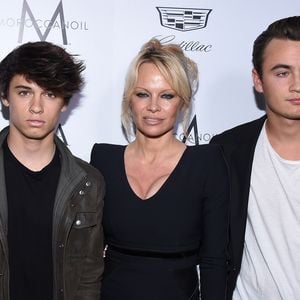 Une douce mise en avant de leur relation fusionnelle, idéale pour célébrer l'arrivée imminente de la fête des mères.

Pamela Anderson avec ses fils Dylan Lee et Brandon Lee - People à la soirée "The 2016 Fashion Los Angeles Awards" à l'hôtel Sunset Tower à West Hollywood. Le 20 mars 2016.

© Lisa O'Connor / Zuma Press / Bestimage