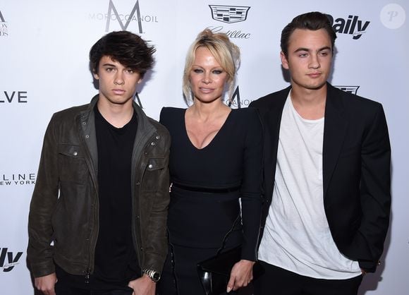 Une douce mise en avant de leur relation fusionnelle, idéale pour célébrer l'arrivée imminente de la fête des mères.

Pamela Anderson avec ses fils Dylan Lee et Brandon Lee - People à la soirée "The 2016 Fashion Los Angeles Awards" à l'hôtel Sunset Tower à West Hollywood. Le 20 mars 2016.

© Lisa O'Connor / Zuma Press / Bestimage