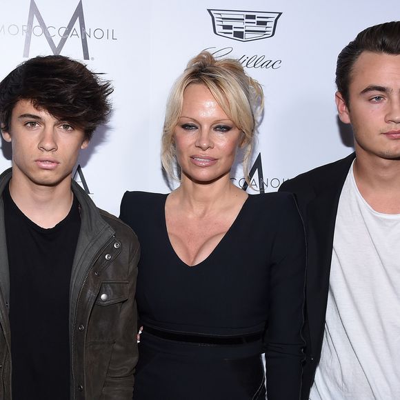 Une douce mise en avant de leur relation fusionnelle, idéale pour célébrer l'arrivée imminente de la fête des mères.

Pamela Anderson avec ses fils Dylan Lee et Brandon Lee - People à la soirée "The 2016 Fashion Los Angeles Awards" à l'hôtel Sunset Tower à West Hollywood. Le 20 mars 2016.

© Lisa O'Connor / Zuma Press / Bestimage