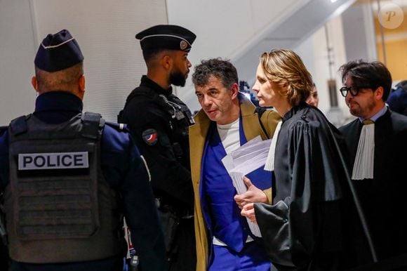 Pour rappel, l'animateur d'M6 est jugé pour violences conjugales sur deux anciennes compagnes

Le procès de Stéphane Plaza débute au tribunal correctionnel de Paris, où il est jugé pour violences sur deux anciennes compagnes, à Paris, France. © Chrstophe Clovis/Bestimage