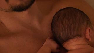 "Mon nouveau monde" : Juan Arbelaez est papa pour la première fois, l'ex-mari de Laury Thilleman partage les premières photos avec son bébé