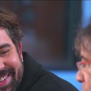 Artus lui avait demandé s'il n'avait pas eu un problème de droits d'auteur, "Rockollection" reprenant des extraits de plusieurs chansons anglophones.

Laurent Voulzy et Artus sur le plateau de "C à vous" sur France 5 le 11 décembre 2025

Capture d'écran France 5