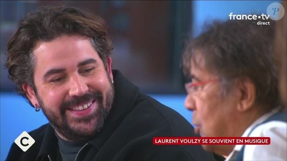 Artus lui avait demandé s'il n'avait pas eu un problème de droits d'auteur, "Rockollection" reprenant des extraits de plusieurs chansons anglophones.

Laurent Voulzy et Artus sur le plateau de "C à vous" sur France 5 le 11 décembre 2025

Capture d'écran France 5