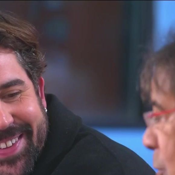 Artus lui avait demandé s'il n'avait pas eu un problème de droits d'auteur, "Rockollection" reprenant des extraits de plusieurs chansons anglophones.

Laurent Voulzy et Artus sur le plateau de "C à vous" sur France 5 le 11 décembre 2025

Capture d'écran France 5