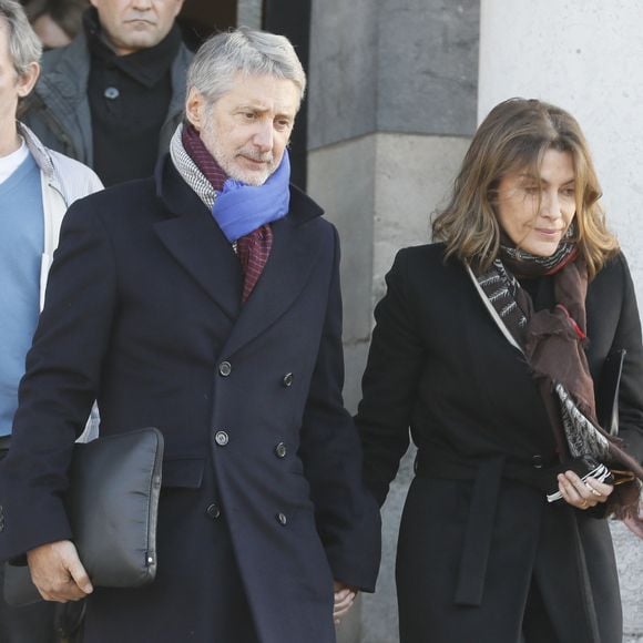 Antoine de Caunes et sa femme Daphné Roulier - Sorties des obsèques du journaliste Philippe Gildas en la salle de la Coupole au crématorium du cimetière du Père-Lachaise à Paris, France, le 5 novembre 2018.