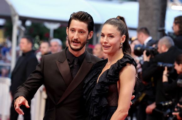 Pierre Niney et sa femme Natasha Andrews - Montée des marches du film « Mascarade » lors du 75ème Festival International du Film de Cannes. Le 27 mai 2022 © Dominique Jacovides / Bestimage