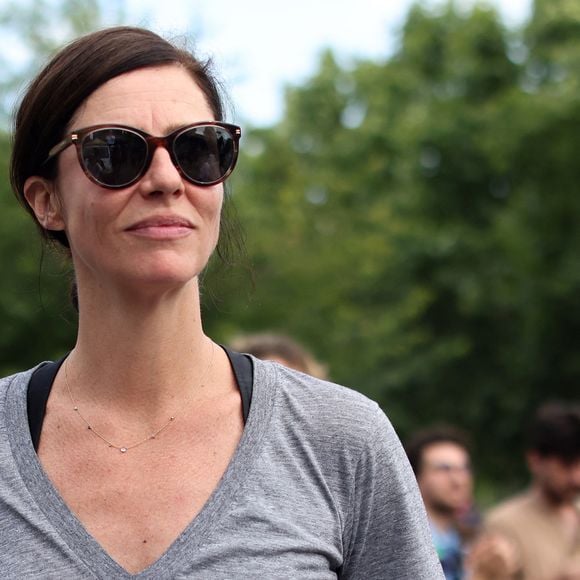 Ce combat, Anna Mouglalis compte bien le mener jusqu'au bout !
Anna Mouglalis lors d'un rassemblement de protestation contre le parti d'extrême droite français, le Rassemblement national (RN), lancé à l'initiative d'organisations de médias indépendants et co-organisé par des syndicats et des associations de la société civile, place de la République, Paris, France, le 27 juin 2024. © Stéphane Lemouton / Bestimage