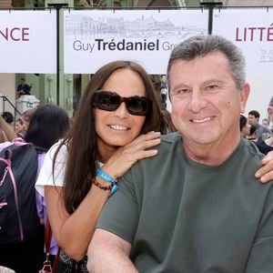 Le salon est très attendu, chaque année, par les lecteurs. 

Nathalie Marquay Pernaut et Pascal Bataille en dédicace lors du 5ème festival du Livre de Paris au Grand Palais (17 - 19 avril 2026) à Paris, le 19 avril 2026.
© Cédrice Perrin / Bestimage