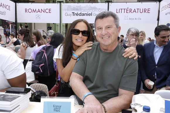 Le salon est très attendu, chaque année, par les lecteurs. 

Nathalie Marquay Pernaut et Pascal Bataille en dédicace lors du 5ème festival du Livre de Paris au Grand Palais (17 - 19 avril 2026) à Paris, le 19 avril 2026.
© Cédrice Perrin / Bestimage