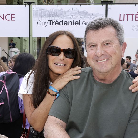 Le salon est très attendu, chaque année, par les lecteurs. 

Nathalie Marquay Pernaut et Pascal Bataille en dédicace lors du 5ème festival du Livre de Paris au Grand Palais (17 - 19 avril 2026) à Paris, le 19 avril 2026.
© Cédrice Perrin / Bestimage