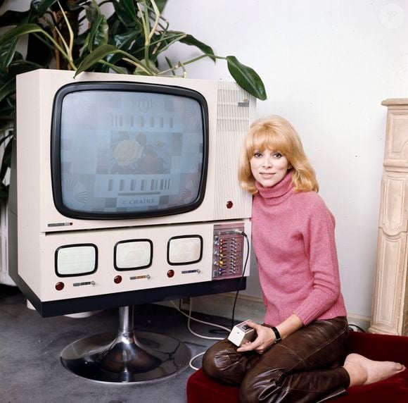 Archives - En France, Mireille Darc posant le 23 avril 1970. Photographe : Michel Ristroph via Bestimage