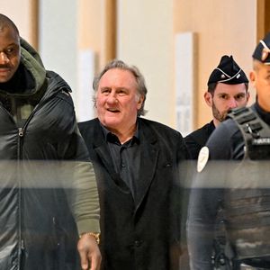 L'acteur Gérard Depardieu a été aperçu ce lundi à Paris dans le cadre de son procès, lui qui est accusé d'agressions sexuelles sur deux femmes lors d'un tournage. 

Gérard Depardieu à la sortie du premier jour de son procès pour agressions sexuelles sur deux femmes lors d'un tournage de film en 2021, au tribunal correctionnel de Paris, France, le 24 mars 2025. Depardieu, 76 ans, qui a réalisé plus de 200 films et séries télévisées, a été accusé de comportement inapproprié par une vingtaine de femmes, mais c'est la première affaire à être jugée. Les deux plaignantes - Amélie, 54 ans, décoratrice, et Sarah (nom modifié), 34 ans, assistante réalisatrice - allèguent une agression sexuelle lors du tournage en 2021 de « Les Volets Verts » du réalisateur Jean Becker. © Pierre Perusseau/Bestimage