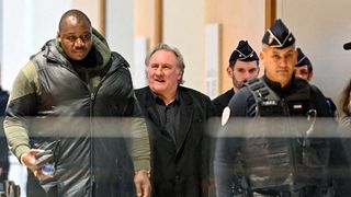 La compagne de Gérard Depardieu présente à ses côtés à son procès, une des filles de l'acteur fait passer un message