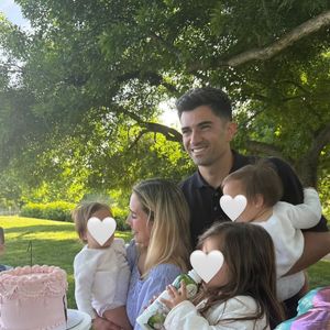 Instagram @enzo @karengoncalvesv