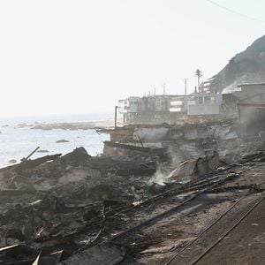 Vues générales de la Pacific Coast Highway et de ce qui reste du restaurant Moonshadows après les incendies dans la région de Los Angeles