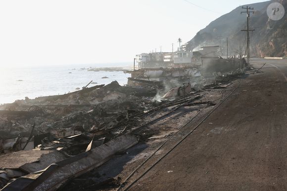 Vues générales de la Pacific Coast Highway et de ce qui reste du restaurant Moonshadows après les incendies dans la région de Los Angeles