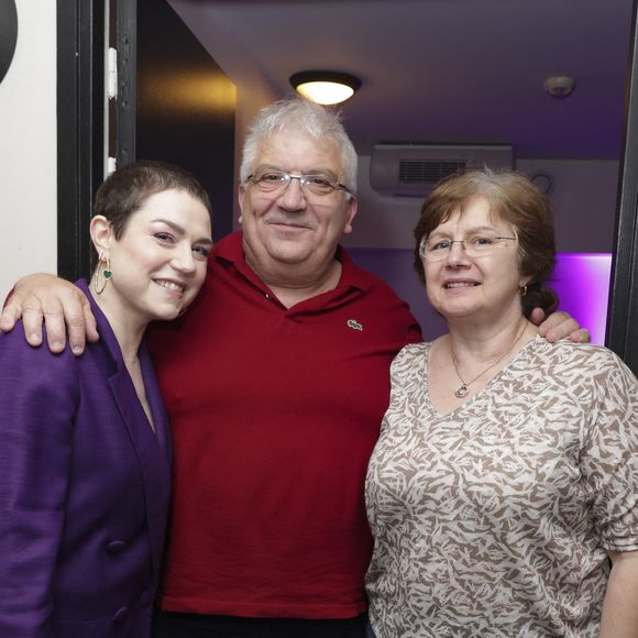 On apprend qu'une "cérémonie d'hommage sera organisée en collaboration avec la ville de Chièvres en Belgique lors de la remise du livre des condoléances à la famille." 
 Exclusif - Emilie Dequenne et ses parents - Backstage - Soirée de gala "Tous les talents chantent contre le cancer" pour l'association "Tout le monde contre le cancer" à l'Olympia à Paris. Le 20 juin 2024
© Jack Tribeca / Bestimage