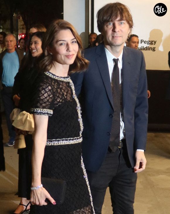On aperçoit la réalisatrice Sofia Coppola dans le quartier de Midtown à New York, faisant tourner les têtes dans une élégante robe noire alors qu'elle arpente les rues de la ville en compagnie de son mari Thomas Mars, membre du groupe français d'électro-pop-rock Phoenix.  New York, États-Unis, le 24 octobre 2024. Photo de Rick Davis/Splash News/ABACAPRESS.COM