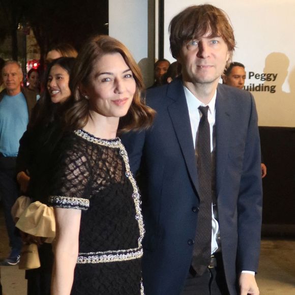 On aperçoit la réalisatrice Sofia Coppola dans le quartier de Midtown à New York, faisant tourner les têtes dans une élégante robe noire alors qu'elle arpente les rues de la ville en compagnie de son mari Thomas Mars, membre du groupe français d'électro-pop-rock Phoenix.  New York, États-Unis, le 24 octobre 2024. Photo de Rick Davis/Splash News/ABACAPRESS.COM